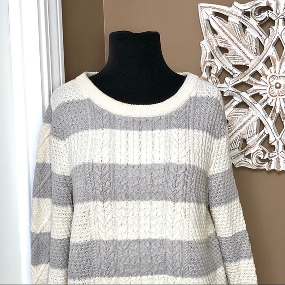 ⭐️ Lands End Gray and White Striped Cable Knit Sweater Size LARGE - Picture 4 of 12